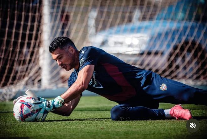 Andrés Fernández, ejercitándose durante la pretemporada en Buñol (Foto: LUD).