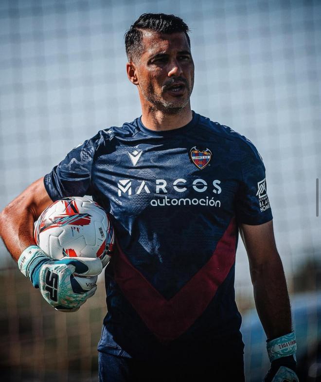 Andrés Fernández es uno de los capitanes de la primera plantilla del Levante 2024/2025 (Foto: LUD). 