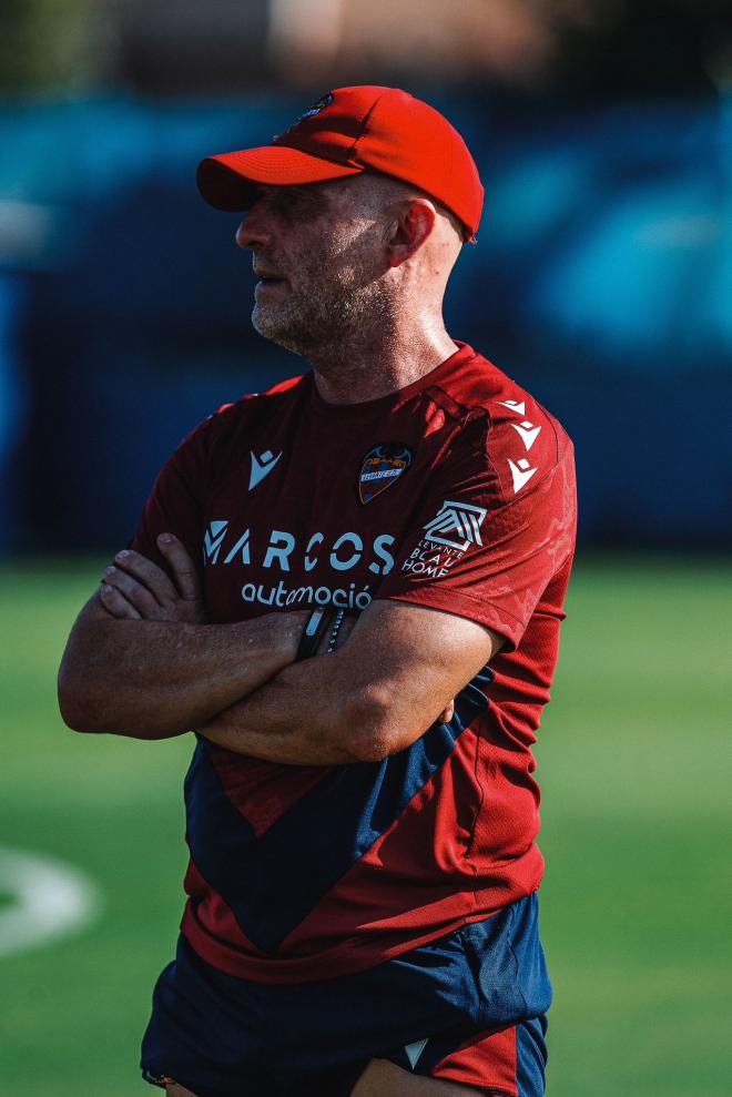 Julián Calero, entrenador del Levante, durante la pretemporada (Foto: LUD).