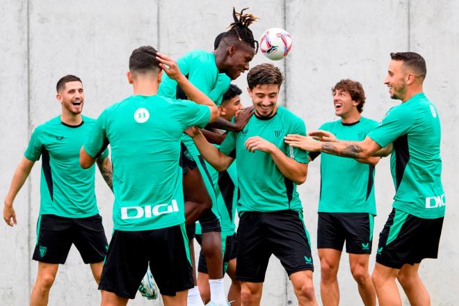 Nico Williams salta para cabecear en Lezama entre las risas de sus compañeros de equipo (Foto: Athletic Club).