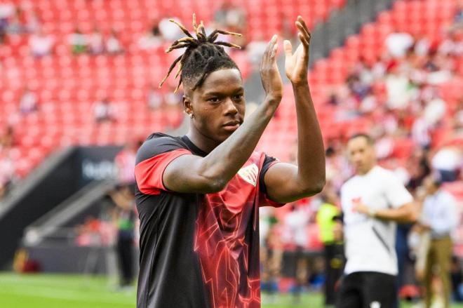 Nico Williams aplaude a la grada de San Mamés durante un calentamiento previo al partido (Foto: Athletic Club).