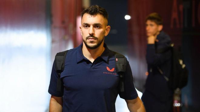 El central Aitor Paredes llegaba así del autobús para jugar este jueves ante el Getafe CF en San Mamés (Foto: Athletic Club).