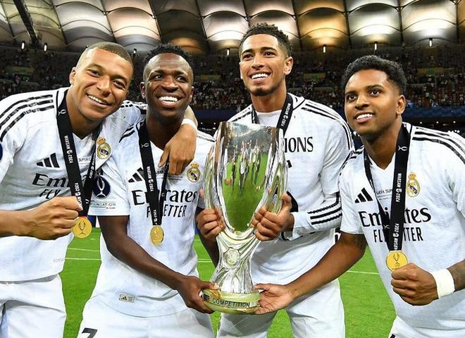 Mbappé, Vinícius, Bellingham y Rodrygo, con la Supercopa de Europa (FOTO: Cordón Press).