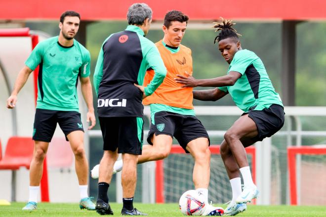 Valverde observa la pugna Dani Vivian - Nico Williams entrenando en Lezama (Foto: Athletic Club).