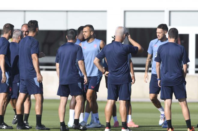 Joan Jordán, durante un entrenamiento del Sevilla (Foto: Kiko Hurtado).