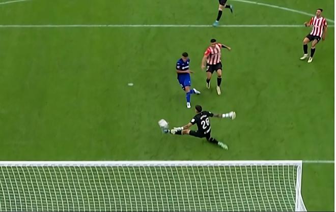 Captura de la parada de Alex Padilla y Aitor Paredes en el debut del Athletic Club ante el Getafe.