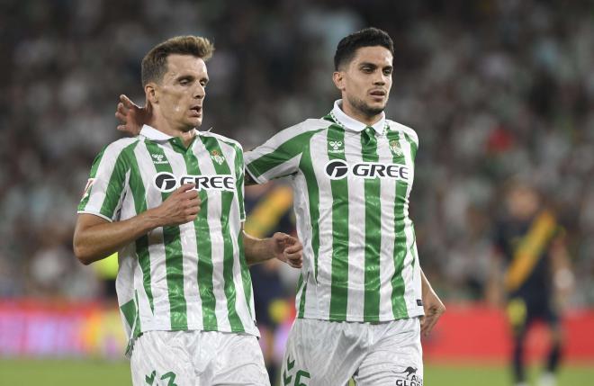 Diego Llorente y Marc Bartra, ante el Girona (Foto: Kiko Hurtado).