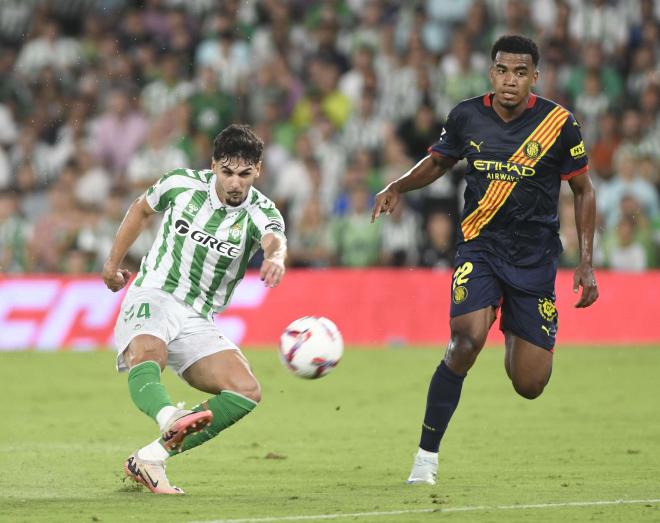 Johnny Cardoso dispara en el Betis-Girona (foto: Kiko Hurtado).