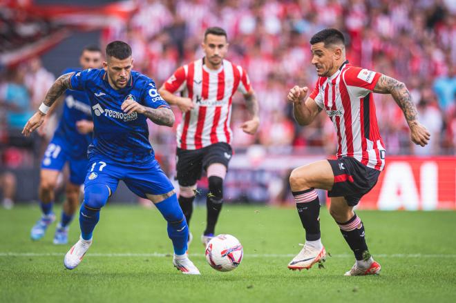 El carrilero Yuri Berchiche presiona ante el jugador del Getafe CF en San Mamés (Foto: Athletic Club).