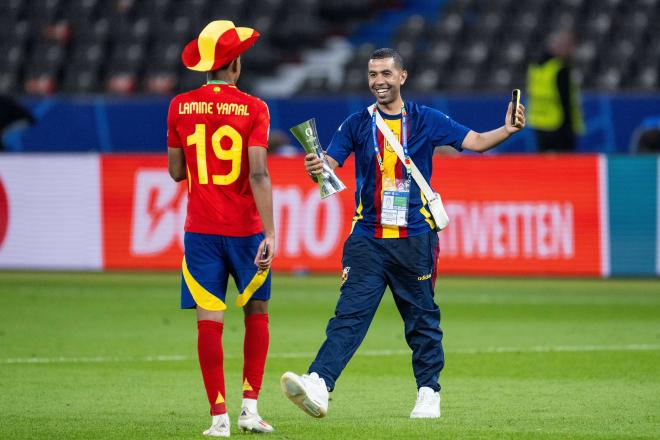 Lamine Yamal festeja junto a su padre la Eurocopa en Berlín (Foto: Cordon Press).