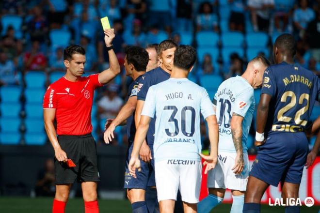 Quintero González rectifica y le muestra la amarilla a Aspas (Foto: LaLiga).