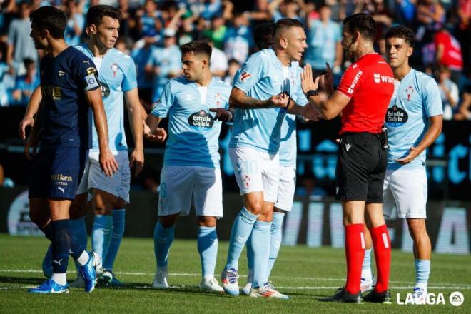 Aspas protesta a Quintero González la roja que le había mostrado (Foto: LaLiga).