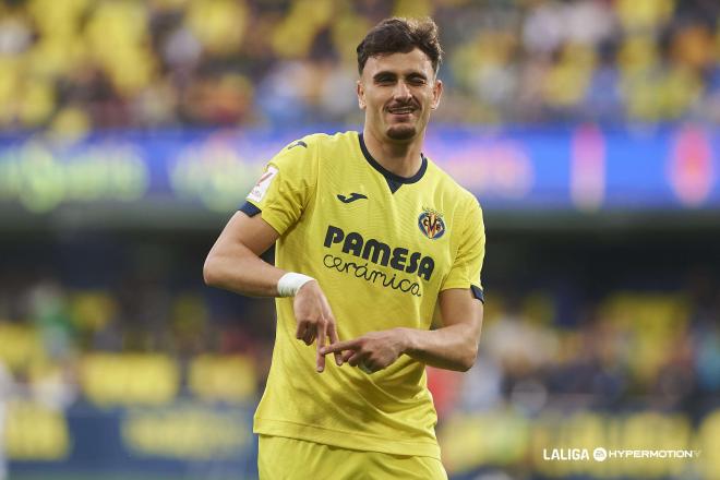 Álex Forés celebra un gol con el Villarreal (Foto: LALIGA).