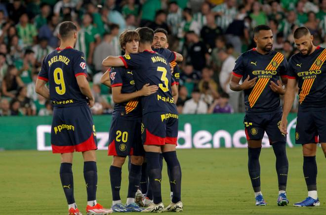 Jugadores del Girona se abrazan en el Villamarín (Foto: Cordon Press)