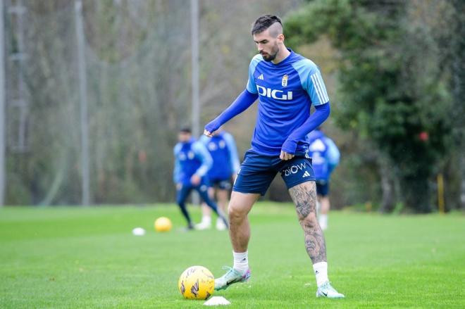 Álex Millán entrena en El Requexón (Foto: Real Oviedo).