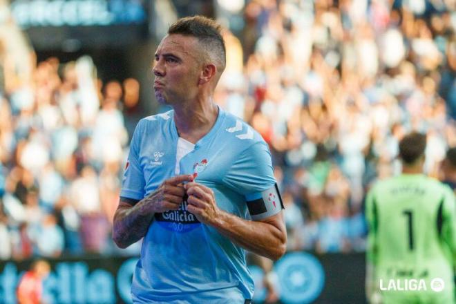 Aspas señala el escudo del Celta en su camiseta (Foto: LaLiga).