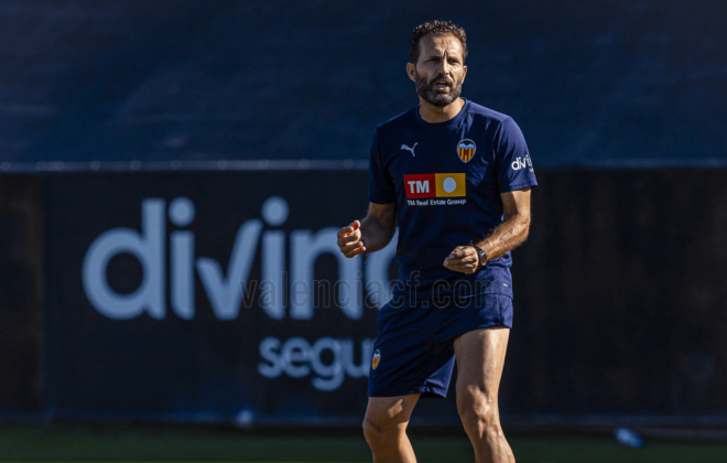 Rubén Baraja, en un entrenamiento (Foto: Valencia CF).