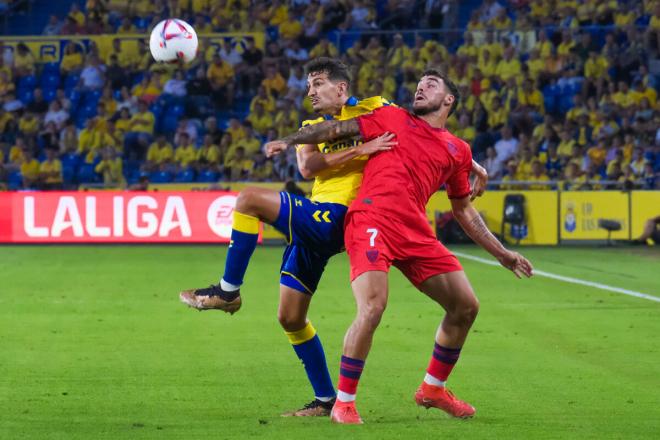 Isaac Romero y Álex Muñoz, en el UD Las Palmas-Sevilla FC (Foto: EFE).