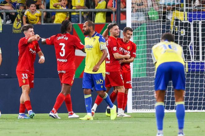 El Real Zaragoza celebra uno de sus goles en el Nuevo Mirandilla ante la desesperación cadista (Foto: Cristo G.)