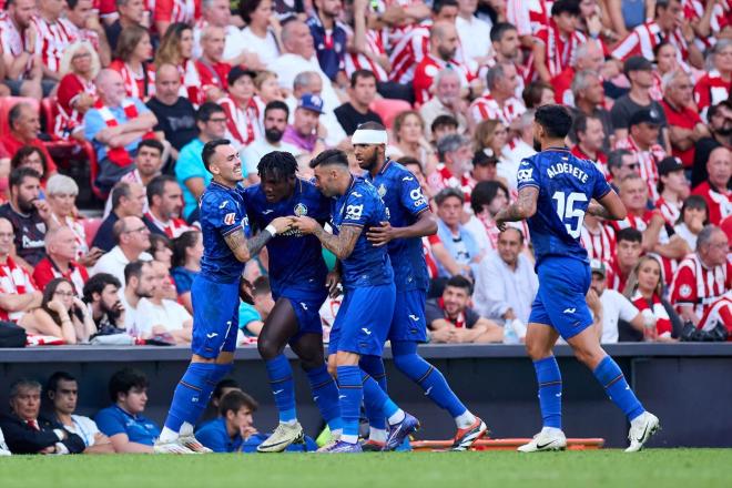 Los jugadores del Getafe celebran el gol de Chrisantus Uche en San Mamés (Foto: Europa Press)