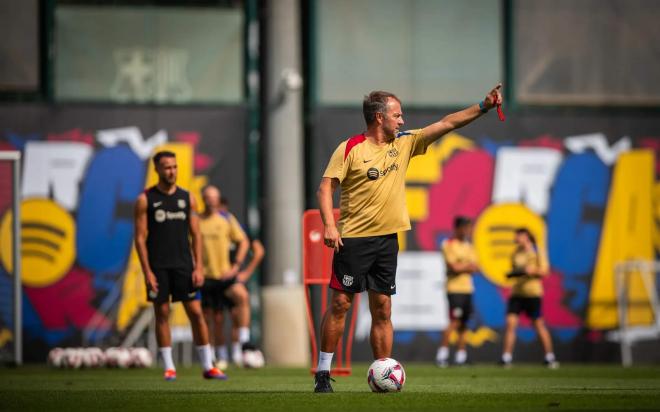 Hansi Flick dirige una sesión del Barcelona (Foto: FCB).