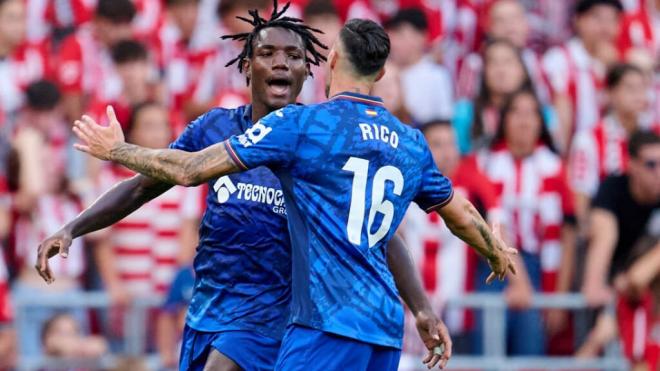 Chrisantus Uche se abraza con Diego Rico tras su gol en San Mamés (Foto: LaLiga)