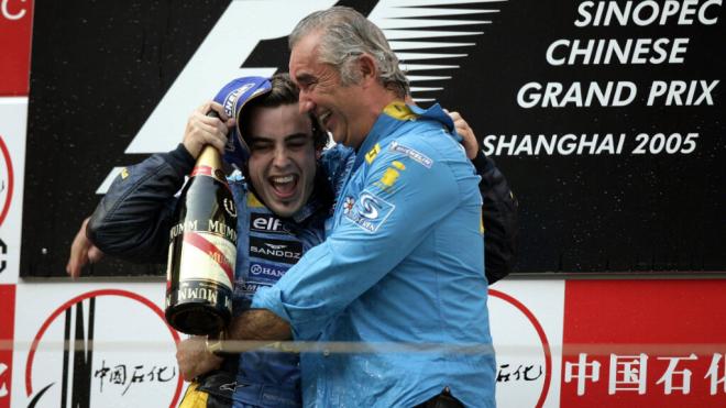 Fernando Alonso y Flavio Briatore celebrando la victoria en el GP de China en 2005 (Cordon Press)