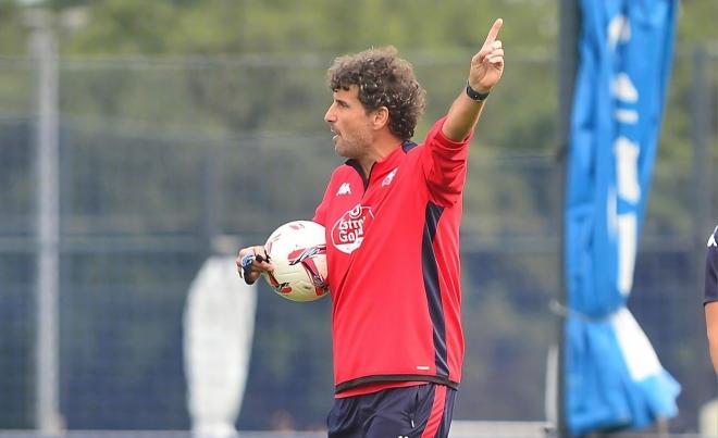 Imanol Idiakez da instrucciones en Abegondo (Foto: RC Deportivo).