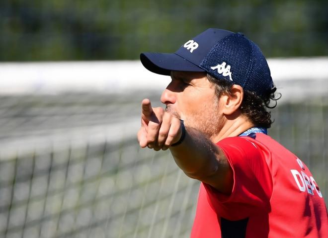 Imanol Idiakez da instrucciones en Abegondo (Foto: RC Deportivo).