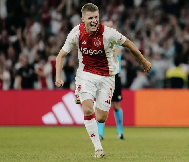 Anton Gaaei celebra el gol de la victoria ante el Panathinaikos (Foto: @AFCAjax)