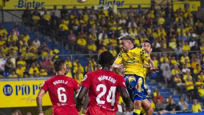 Nianzou y Gudelj, ante un remate de Moleiro en el partido ante Las Palmas (Foto: EFE).