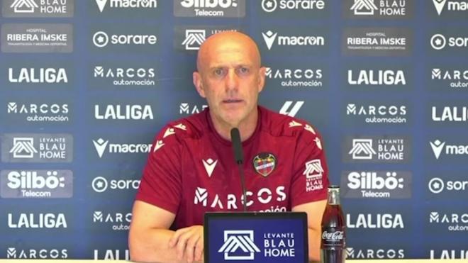 El entrenador del Levante, Calero, en la rueda de prensa previa al comienzo liguero.