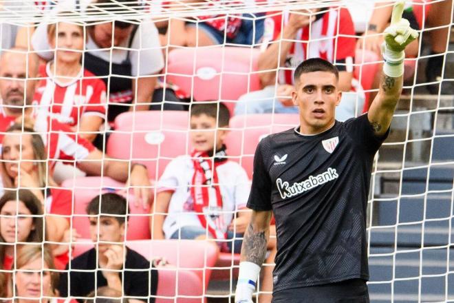 El meta Alex Padilla da órdenes en el partido ante el Getafe CF, empatado a uno en San Mamés (Foto: Athletic Club).