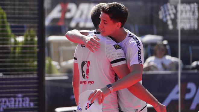 Pedro Perry y Facu López, durante el partido (@A1PadelOfficial)