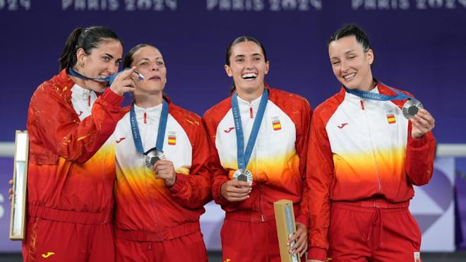 Vega Gimeno, Sandra Ygueravide, Gracia Alonso de Armiño y Juana Camilion con la medalla (CordonPress)