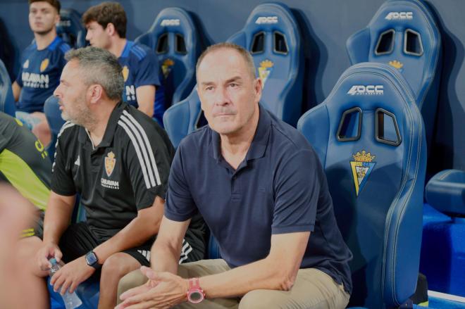 Víctor Fernández, en el banquillo del Zaragoza en Cádiz (Foto: Cristo García).