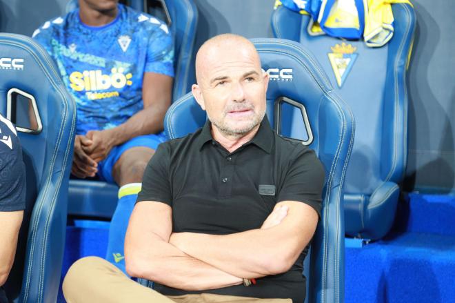 Paco López, en el banquillo en su primer partido de liga al frente del Cádiz (Foto: Cristo Garcí