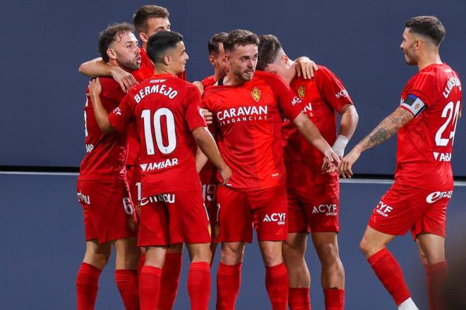 Los jugadores del Zaragoza celebran uno de los goles en Cádiz (Foto: Cristo García).