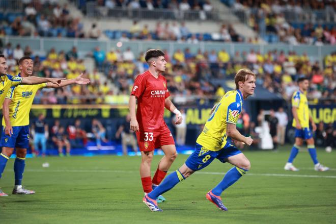 Álex Fernández junto a Liso, en el Cádiz-Zaragoza (Foto: Cristo García).