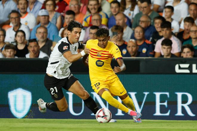 Jesús Vázquez y Lamine Yamal disputan un balón en el Valencia-Barcelona (FOTO: EFE).