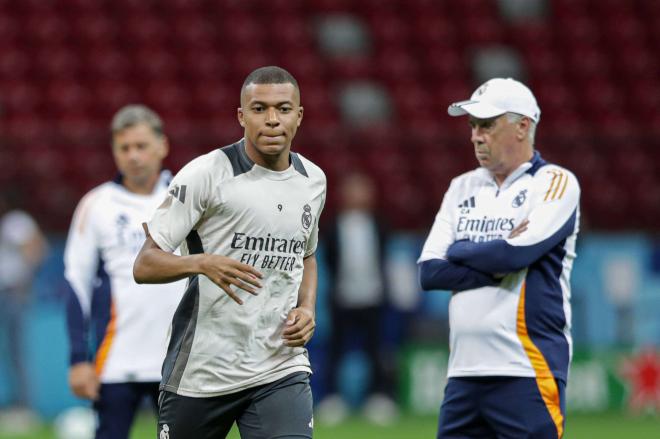 Mbappé, ante la mirada de Carlo Ancelotti en un entrenamiento del Real Madrid (FOTO: Cordón Press).