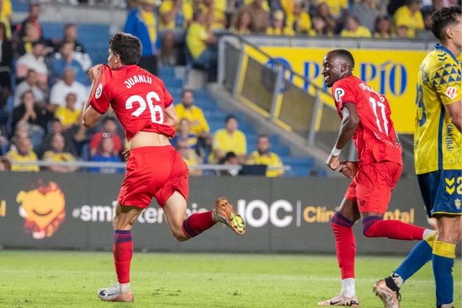 Juanlu, celebrando su gol con Lukebakio (Foto: Cordon Press).