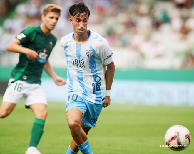 Larrubia pasa el balón en Ferrol. (Foto: LALIGA HYPERMOTION)