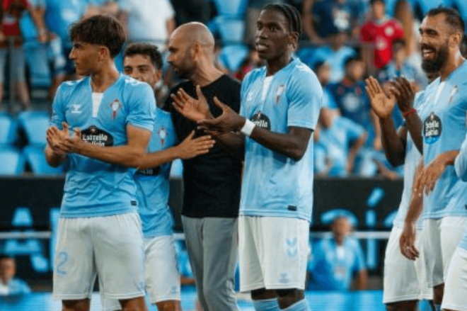 Javi Rodríguez con sus compañeros tras la victoria ante el Alavés (Foto: LaLiga).