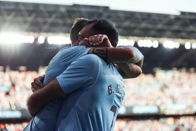 Borja Iglesias se abraza con Iago Aspsa (Foto: Borja Iglesias).