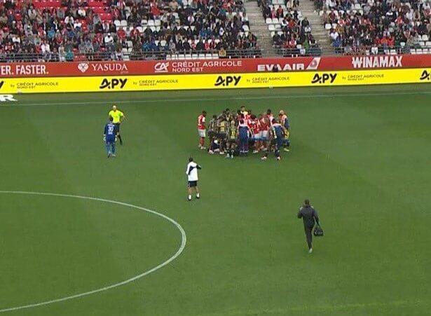 Situación de tensión en el Reims-Lille, con Gomes tendido en el campo (Foto: redes sociales)