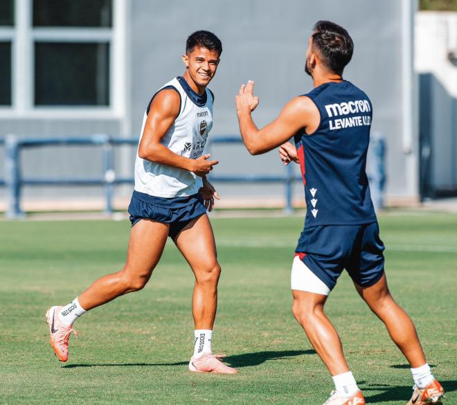 Roger Brugué, que repetirá con el '7' a la espalda, en un entrenamiento de pretemporada en Buñol (Foto: LUD).