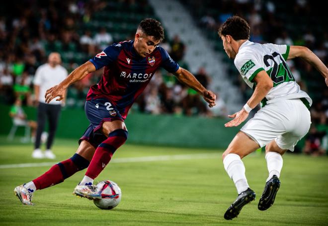 Andrés García, durante el Elche-Levante, fue uno de los últimos inscritos para el debut liguero (Foto: LUD).