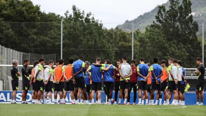 Los jugadores de la Real Sociedad escuchan la charla de Imanol Alguacil (Foto: Real Sociedad).