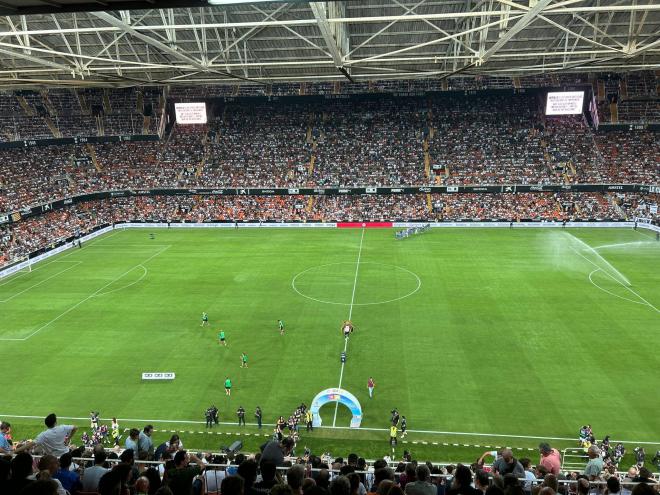 Mestalla estrena césped